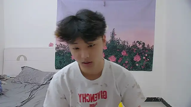 Snapshot of icecream-002 chatting on 04/21/26, 11:49 icecream-002 online show from 04/21/26, 11:49