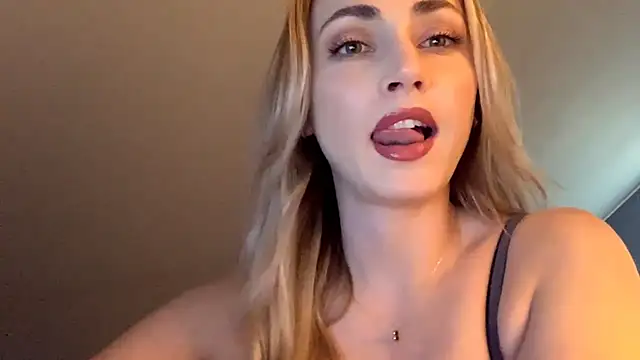 Snapshot of ScarlettSensitive chatting on 04/15/26, 02:13 ScarlettSensitive online show from 04/15/26, 02:13