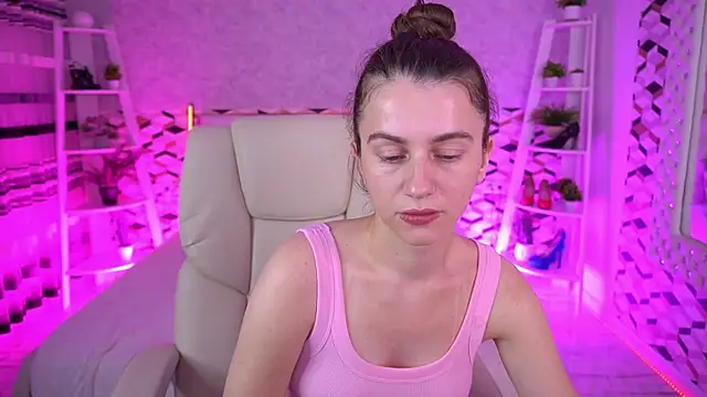 LittleJulii online show from 06/19/26, 12:42
