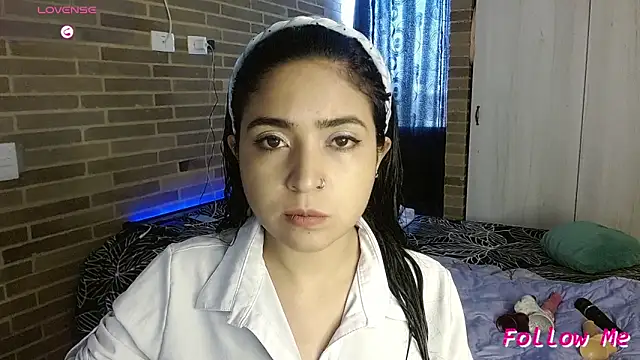 Snapshot of sweet-little chatting on 03/26/26, 02:00 sweet-little online show from 03/26/26, 02:00