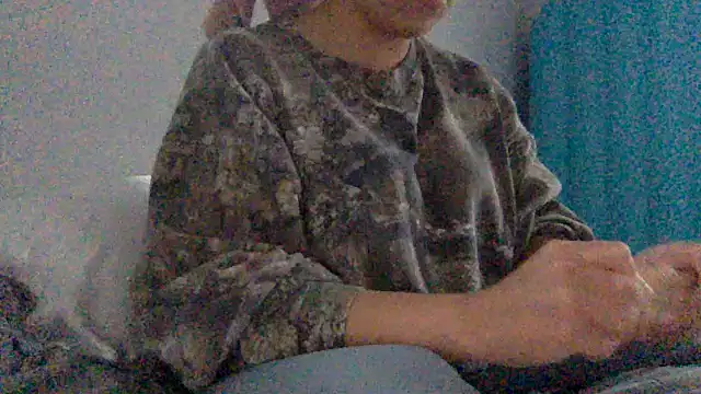 Snapshot of mxmxee chatting on 04/29/26, 03:27 mxmxee online show from 04/29/26, 03:27