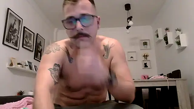 Snapshot of yanick931 chatting on 05/14/26, 01:45 yanick931 online show from 05/14/26, 01:45