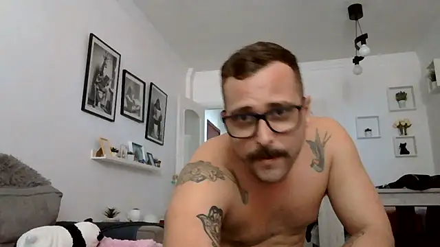 Snapshot of yanick931 chatting on 06/09/26, 01:56 yanick931 online show from 06/09/26, 01:56