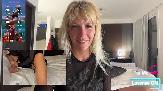 Snapshot of AtomBlondy chatting on 05/17/26, 07:43 AtomBlondy online show from 05/17/26, 07:43
