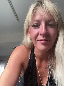 Snapshot of AtomBlondy chatting on 05/20/26, 05:24 AtomBlondy online show from 05/20/26, 05:24