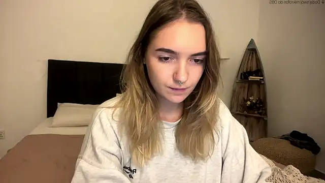 Snapshot of RoxyWet chatting on 04/29/26, 05:30 RoxyWet online show from 04/29/26, 05:30