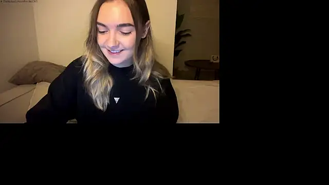 Snapshot of RoxyWet chatting on 06/05/26, 12:33 RoxyWet online show from 06/05/26, 12:33
