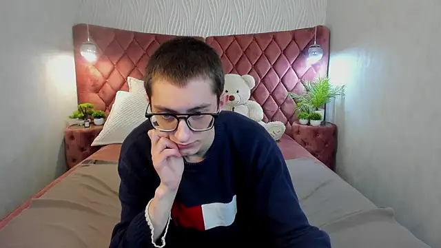 Snapshot of RonBevs chatting on 03/19/26, 08:02 RonBevs online show from 03/19/26, 08:02