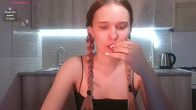 Snapshot of Alice_Pleasance chatting on 06/11/26, 06:39 Alice Pleasance online show from 06/11/26, 06:39