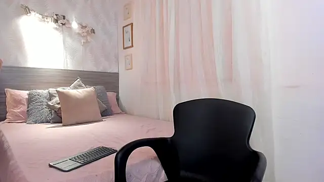 KarolyneLune online show from 06/04/26, 06:58