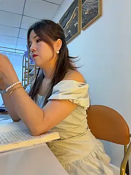 Snapshot of Xiaoxiao-y chatting on 06/16/26, 07:33 Xiaoxiao-y online show from 06/16/26, 07:33