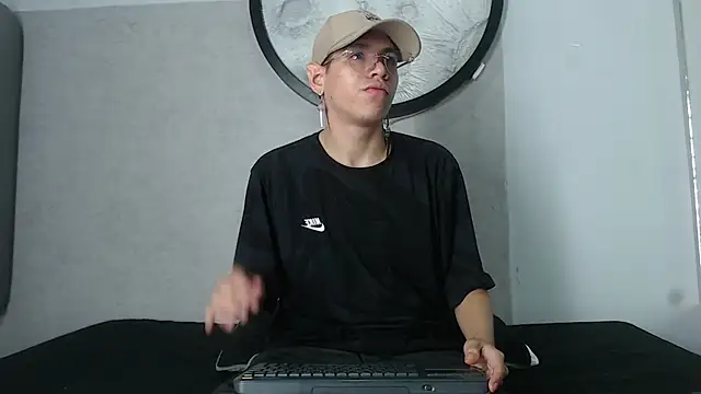 Snapshot of Bennet-Grayy chatting on 05/22/26, 01:35 Bennet-Grayy online show from 05/22/26, 01:35