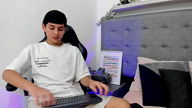 Snapshot of Andrew_restrepoo chatting on 03/19/26, 02:54 Andrew restrepoo online show from 03/19/26, 02:54