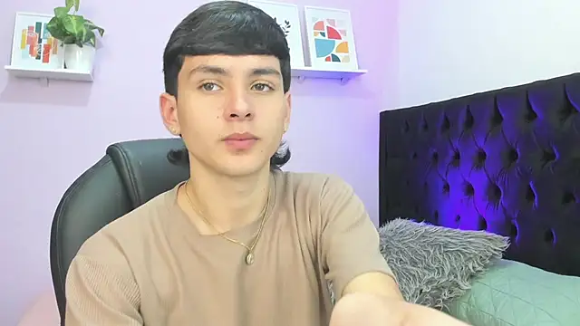 Snapshot of Andrew_restrepoo chatting on 06/16/26, 03:47 Andrew restrepoo online show from 06/16/26, 03:47
