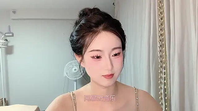 Snapshot of 1X-yiyi chatting on 05/11/26, 12:00 1X-yiyi online show from 05/11/26, 12:00