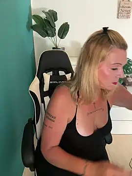 SuesseAurelie1 online show from 06/19/26, 04:11