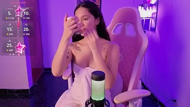 Snapshot of Oliviasims chatting on 03/25/26, 10:38 Oliviasims online show from 03/25/26, 10:38