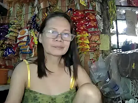 Snapshot of mommylicious_23 chatting on 05/14/26, 09:43 mommylicious 23 online show from 05/14/26, 09:43