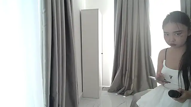 Snapshot of LilBloom chatting on 06/15/26, 04:15 LilBloom online show from 06/15/26, 04:15