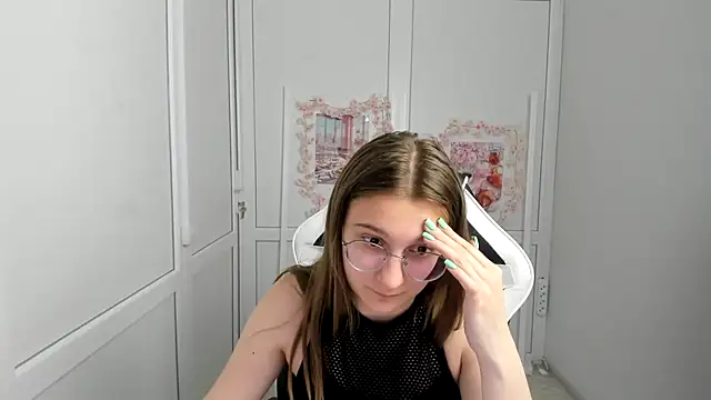 Mia kristal online show from 06/06/26, 07:13