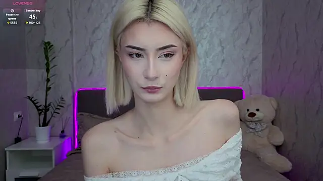 Snapshot of kittysocutie chatting on 05/11/26, 12:05 kittysocutie online show from 05/11/26, 12:05