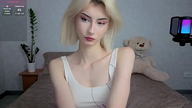 Snapshot of kittysocutie chatting on 06/11/26, 02:53 kittysocutie online show from 06/11/26, 02:53