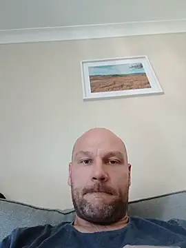 Snapshot of pitch_122 chatting on 07/06/26, 04:42 pitch 122 online show from 07/06/26, 04:42
