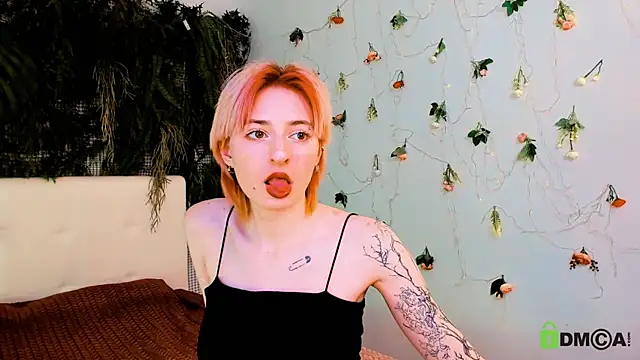 Kira  Cutie online show from 05/15/26, 10:50