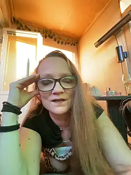 Snapshot of LizzieZ1975 chatting on 05/22/26, 06:46 LizzieZ1975 online show from 05/22/26, 06:46