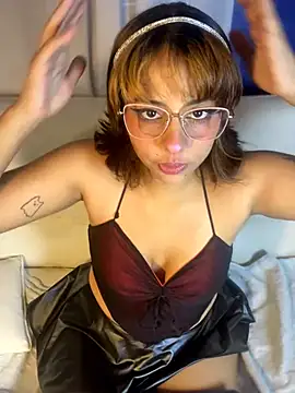 Snapshot of LeylaKnox chatting on 03/27/26, 01:22 LeylaKnox online show from 03/27/26, 01:22