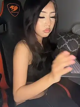 Snapshot of makeDollywet chatting on 08/03/26, 01:27 makeDollywet online show from 08/03/26, 01:27