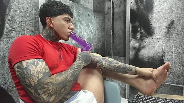 Snapshot of Gury_tattoo chatting on 05/25/26, 08:04 Gury tattoo online show from 05/25/26, 08:04