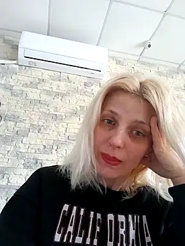 Snapshot of MiaLove183 chatting on 03/26/26, 02:44 MiaLove183 online show from 03/26/26, 02:44