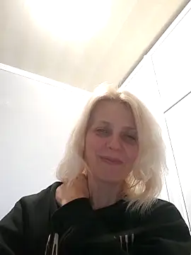 Snapshot of MiaLove183 chatting on 04/02/26, 01:42 MiaLove183 online show from 04/02/26, 01:42