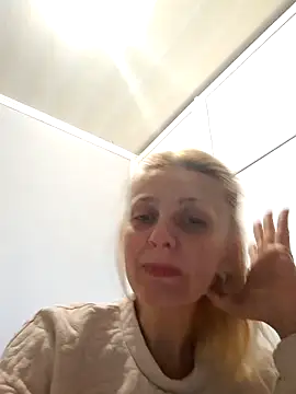 Snapshot of MiaLove183 chatting on 04/11/26, 07:56 MiaLove183 online show from 04/11/26, 07:56
