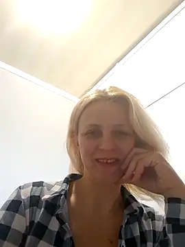 Snapshot of MiaLove183 chatting on 04/14/26, 08:20 MiaLove183 online show from 04/14/26, 08:20