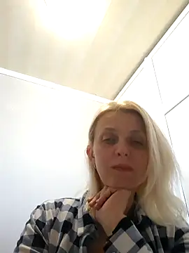 Snapshot of MiaLove183 chatting on 05/05/26, 01:52 MiaLove183 online show from 05/05/26, 01:52