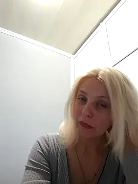 Snapshot of MiaLove183 chatting on 06/06/26, 11:37 MiaLove183 online show from 06/06/26, 11:37