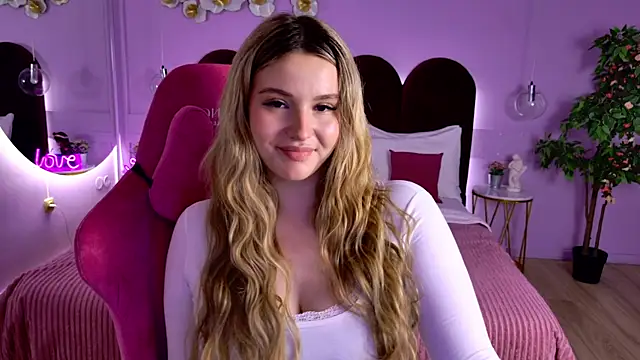 Snapshot of CharlotteAtwoood chatting on 05/18/26, 04:02 CharlotteAtwoood online show from 05/18/26, 04:02