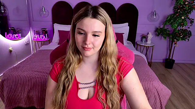 Snapshot of CharlotteAtwoood chatting on 05/19/26, 04:13 CharlotteAtwoood online show from 05/19/26, 04:13