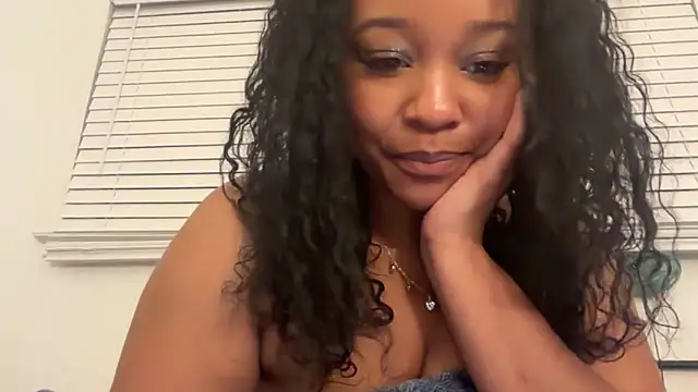 Snapshot of Yourmommysilk chatting on 05/28/26, 12:02 Yourmommysilk online show from 05/28/26, 12:02