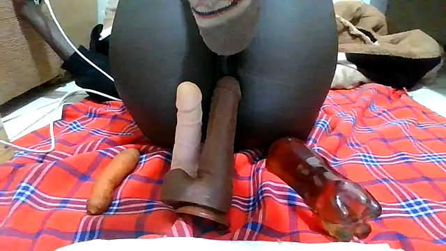 Snapshot of Nomie5 chatting on 05/30/26, 11:18 Nomie5 online show from 05/30/26, 11:18