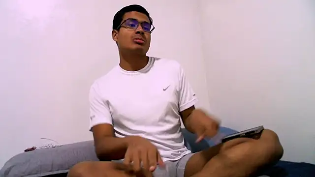 Snapshot of ThiagoVega_ chatting on 04/19/26, 03:28 ThiagoVega online show from 04/19/26, 03:28