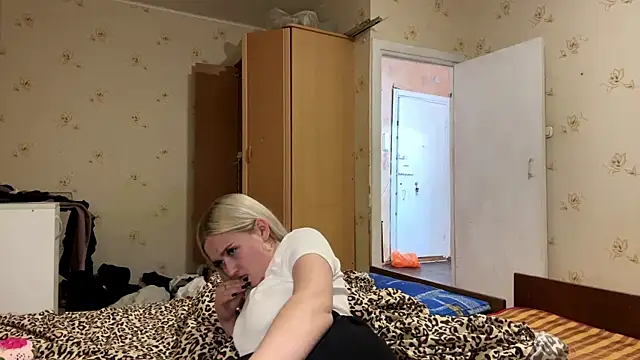 Snapshot of Sophia_Blonde chatting on 06/16/26, 06:54 Sophia Blonde online show from 06/16/26, 06:54