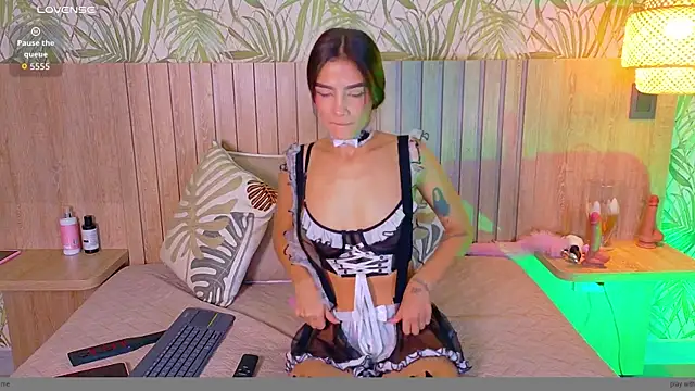 Snapshot of Charlott__18 chatting on 05/19/26, 12:55 Charlott 18 online show from 05/19/26, 12:55