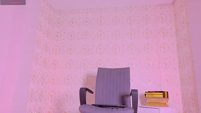 Snapshot of Mikavelvet08 chatting on 05/27/26, 04:37 Mikavelvet08 online show from 05/27/26, 04:37