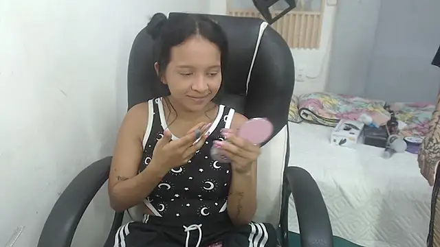 Snapshot of naty_18 chatting on 06/10/26, 04:34 naty 18 online show from 06/10/26, 04:34