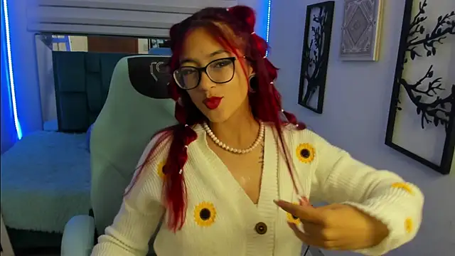 Snapshot of Sara_Red_X chatting on 06/14/26, 03:19 Sara Red X online show from 06/14/26, 03:19