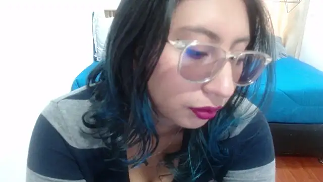 Snapshot of Violet_2003 chatting on 05/14/26, 02:13 Violet 2003 online show from 05/14/26, 02:13