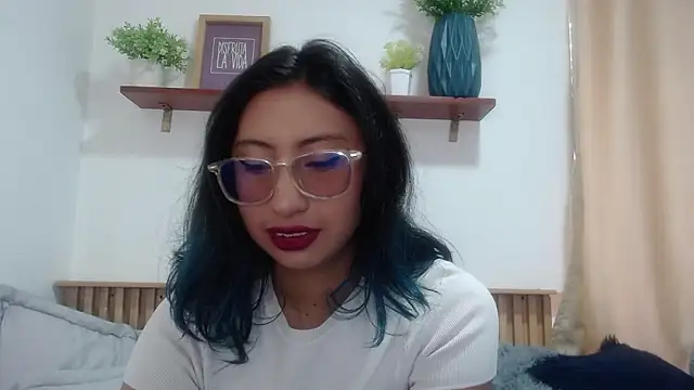 Snapshot of Violet_2003 chatting on 05/29/26, 02:26 Violet 2003 online show from 05/29/26, 02:26